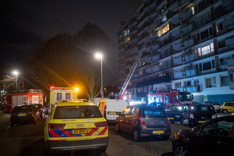 Dode bij brand in seniorenflat aan Oosterse Tuin in Rotterdam (video)