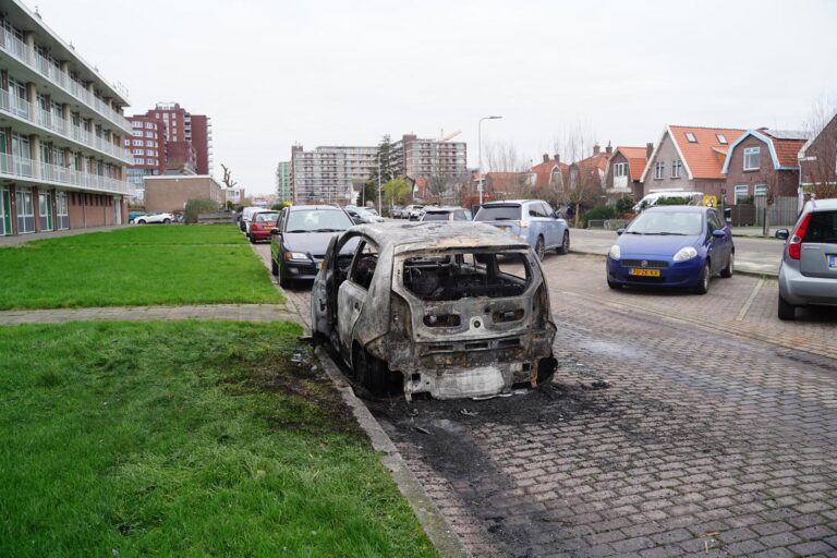 Auto scheurt weg bij autobrand in Capelle