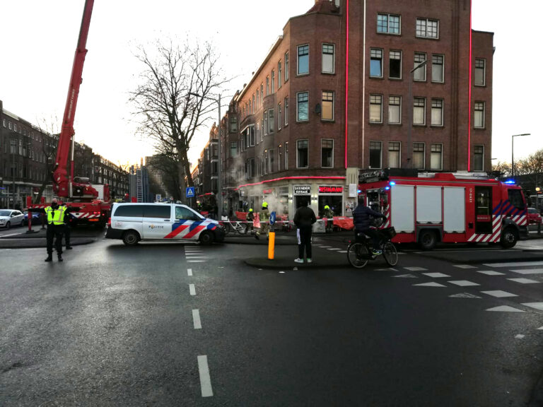 Woningen ontruimd na felle brand in bakkerij Mathenesserweg Rotterdam