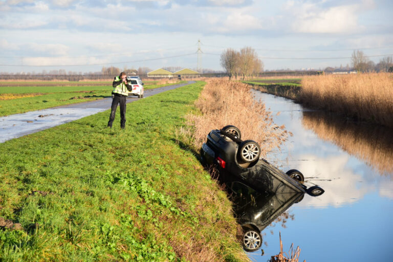 Twee doden na auto te water Plaatseweg Oud-Beijerland