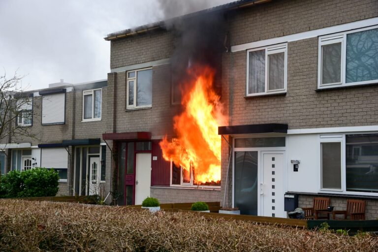 Uitslaande brand verwoest woning Bijster Hoogvliet