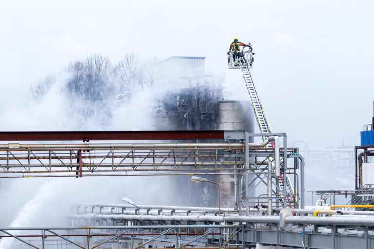 Zeer grote brand in chemiebedrijf Gouda snel geblust (video)