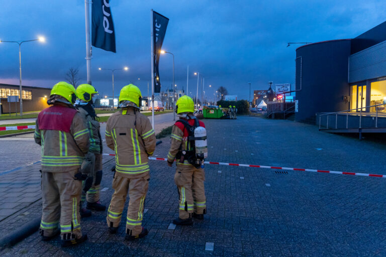 Brandweer onderzoekt illegaal gedumpt afval Hoofdweg Capelle aan den IJssel