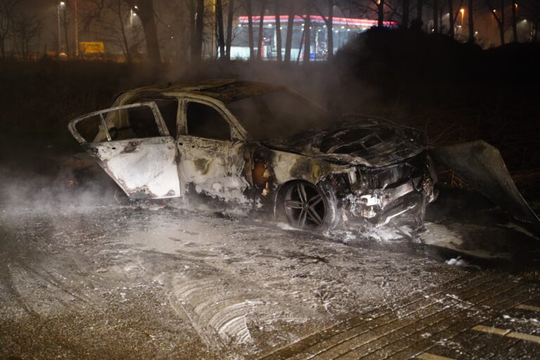 Auto uitgebrand na brandstichting Daltonlaan Rotterdam