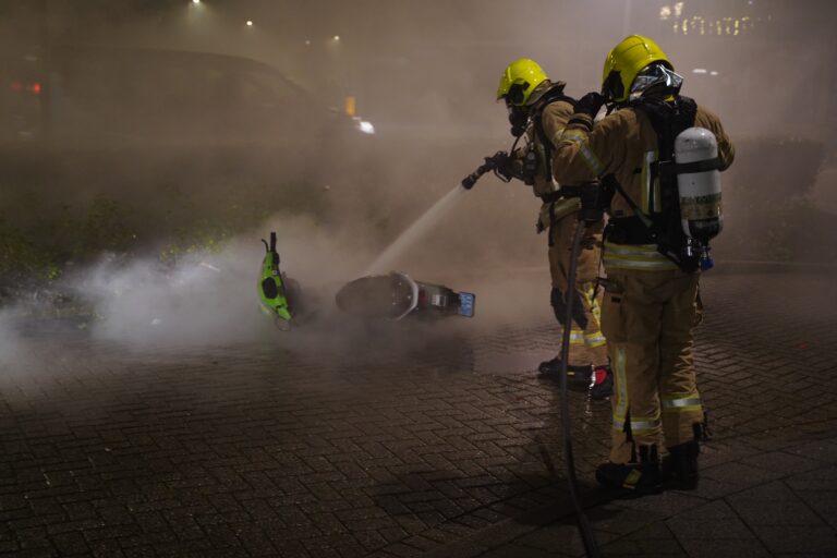 Veel elektrische deelscooters in brand gestoken tijdens jaarwisseling Rotterdam