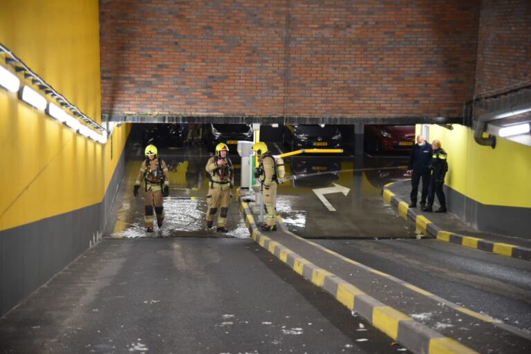 Quad vat vlam in parkeergarage Polderstraat Rotterdam