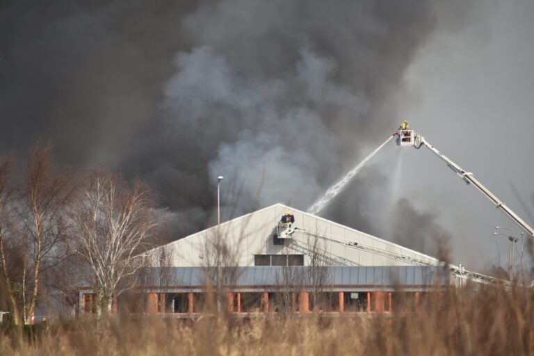 Zeer grote brand verwoest bedrijf Hoogeveenseweg Hazerswoude-Dorp