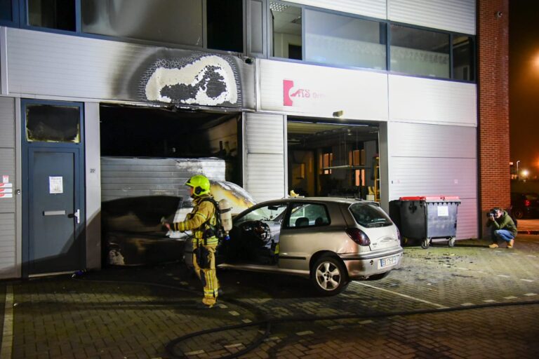 Veel schade nadat auto tegen bedrijfspand in brand vliegt Plompertstraat Rotterdam