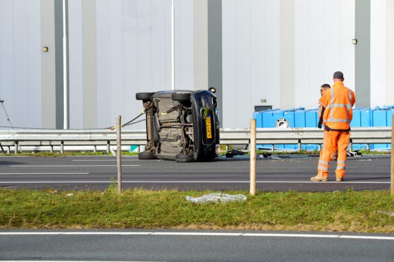 Automobilist gewond na botsing met vrachtwagen A15 Rotterdam