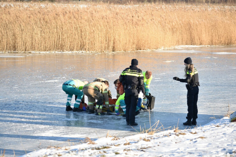 Hulpverleners halen gewond persoon van ijs Lingestraat Berkel en Rodenrijs