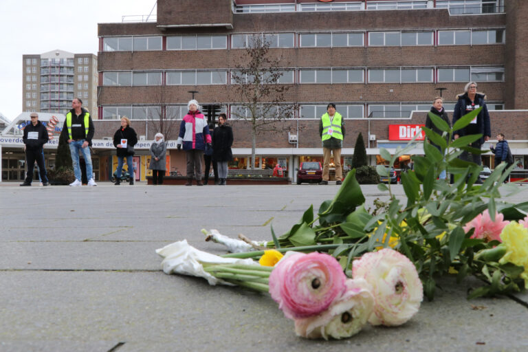 Klein groepje demonstreert tegen coronamaatregelen in Krimpen aan den IJssel