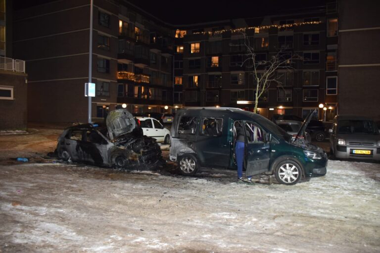 Twee auto’s verwoest door brand van Meekerenstraat Rotterdam