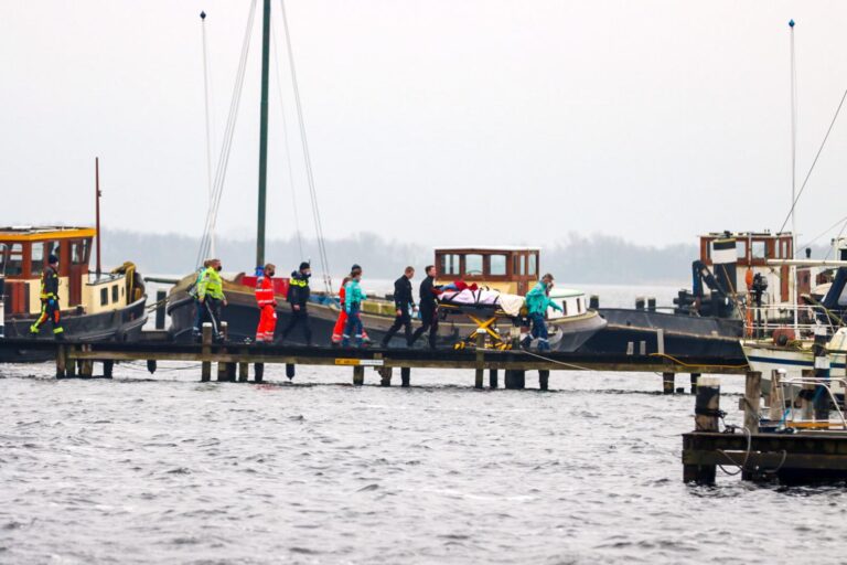 Man valt van steiger bij watersportcentrum Oude Wetering