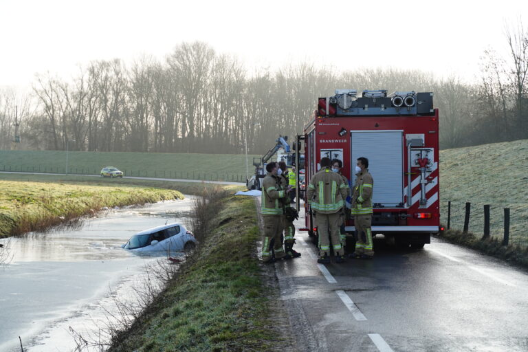 Vrouw overleden na te water raken auto Albrandwaardsedijk Poortugaal