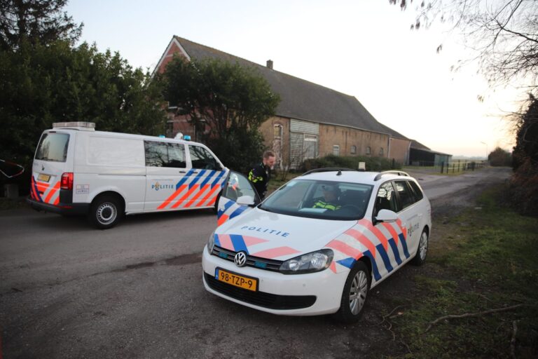 Politie bezig met grootschalig forensisch onderzoek Bredeweg Zevenhuizen