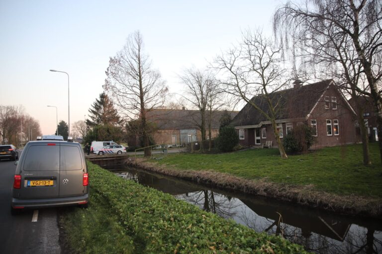 Politie vindt flinke hennepkwekerij in boerderij Zevenhuizen