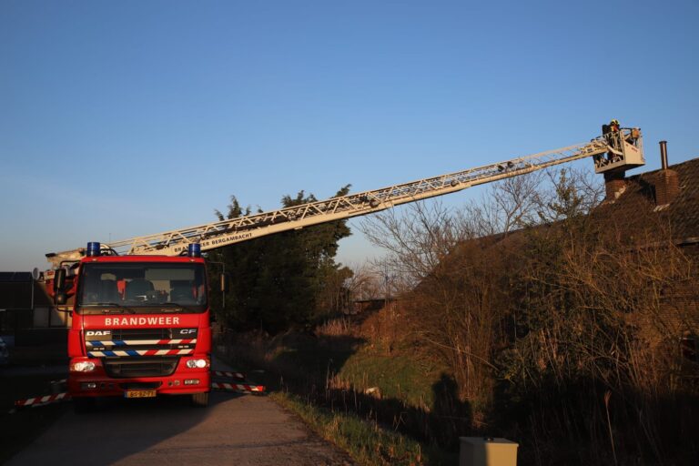 Brandweer druk met schoorsteenbrand Knibbelweg Zevenhuizen