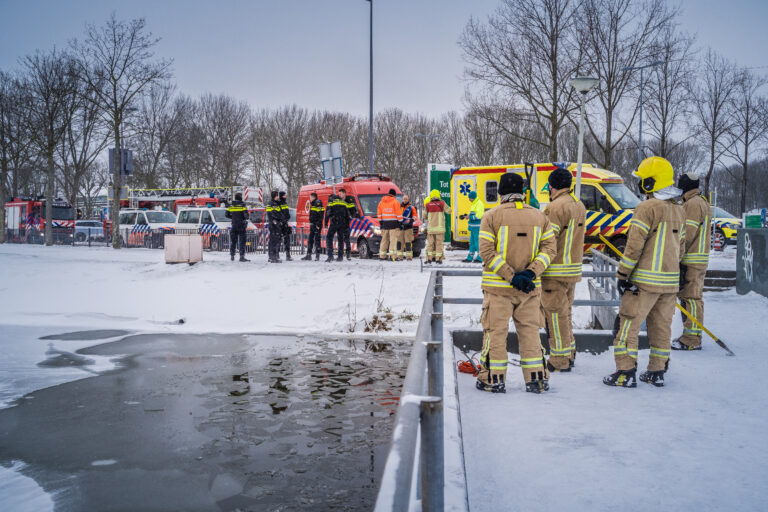 Hulpdiensten zoeken naar mogelijk persoon in water Kralingse Zoom Rotterdam