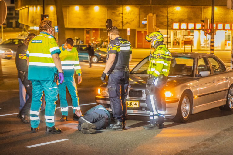 “Man werpt zichzelf voor rijdende auto’s” Pompenburg Rotterdam