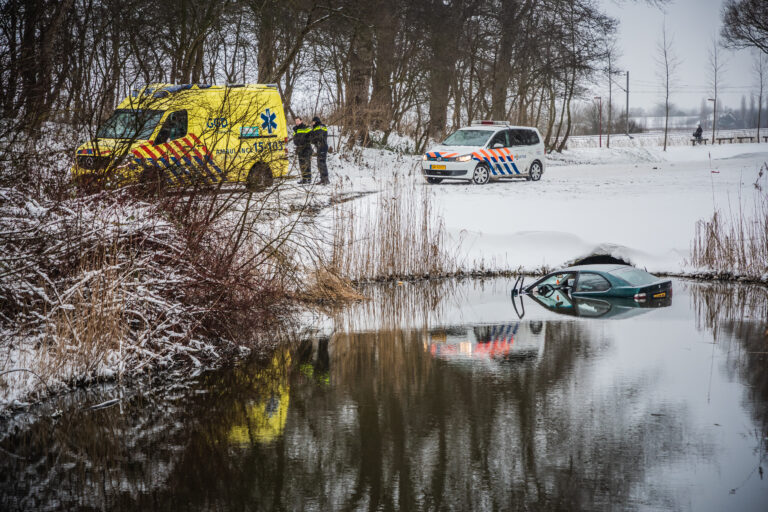 Auto neemt duik in ijskoud water in Zoetermeer