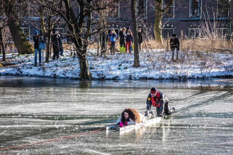 Tiental schaatsers van smeltende Haagse Hofvijver gered