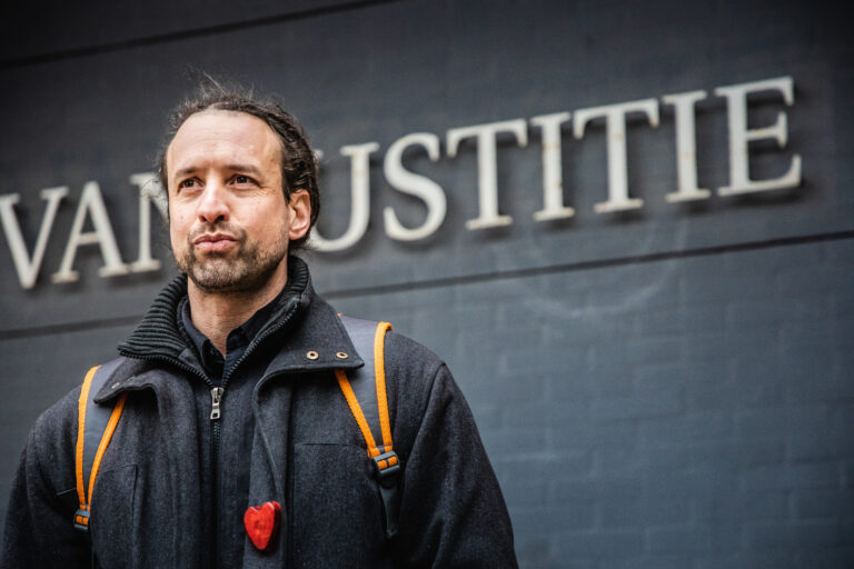 Avondklok blijft gehandhaafd, belang van staat groter