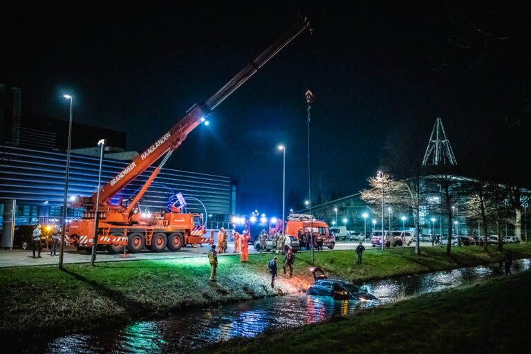 Auto komt in sloot terecht in Delft