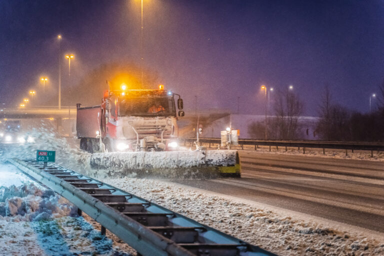 Ga maandagmorgen niet de weg op, scholen zijn vrijwel allemaal gesloten