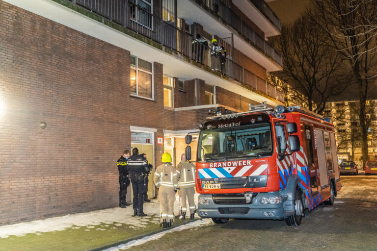 Melding woningbrand blijkt brand in plantenbak Soderblomplaats Rotterdam