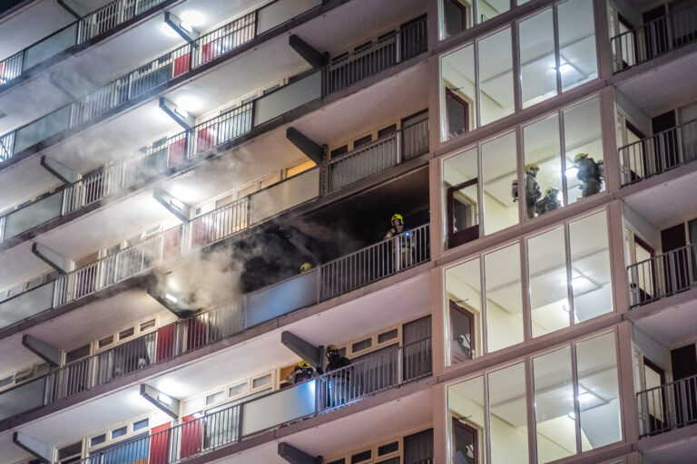 Twaalf woningen ontruimd bij uitslaande brand Spuikreek Rotterdam