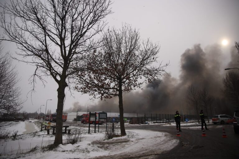 Intratuin in Lisse verloren door brand; twee brandweerlieden gewond