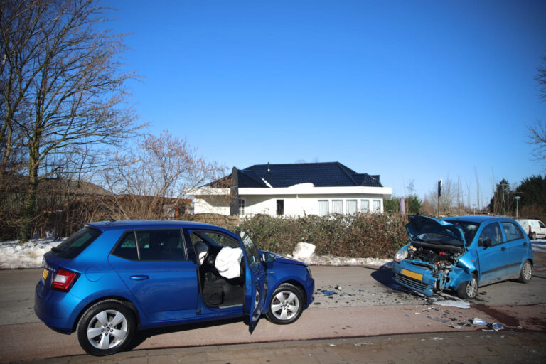 Twee gewonden na frontale aanrijding in Boskoop