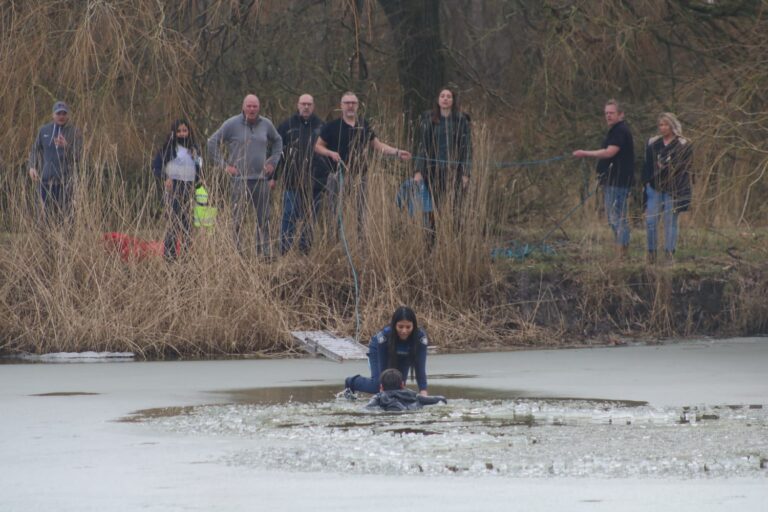 Jongen springt hond achterna en zakt door ijs, handhaver redt jongen en brandweer de hond Molendijk Simonshaven