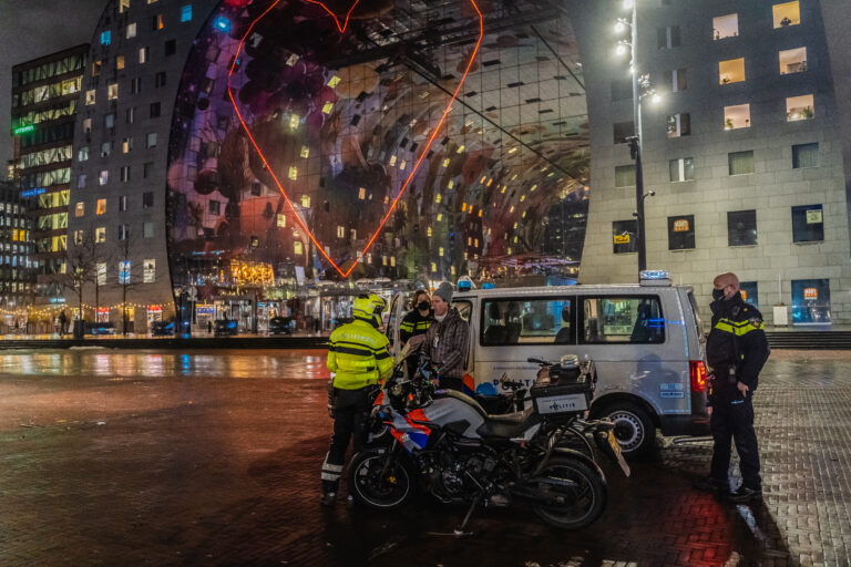 Rust op straat in Rotterdam, zeker één demonstrant bekeurd voor negeren avondklok