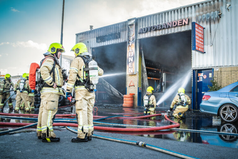 Grote brand in Autogarage Gouderakstraat Rotterdam (video)