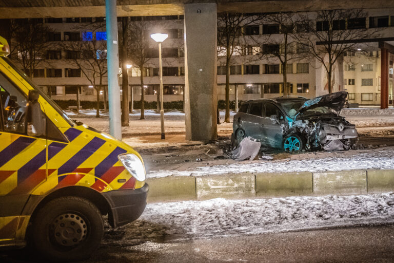 Automobilist klapt vol op viaductpijler Hillelaan Rotterdam