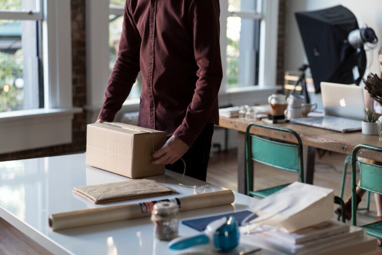 Veel diefstal van webshopbestellingen bij pakketbezorgers, webshops leiden jaarlijks miljoenenschade