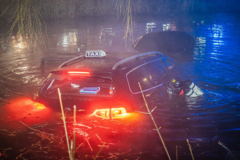 Taxi te water, bestuurder gevlucht Plaswijckweg Gouda (video)