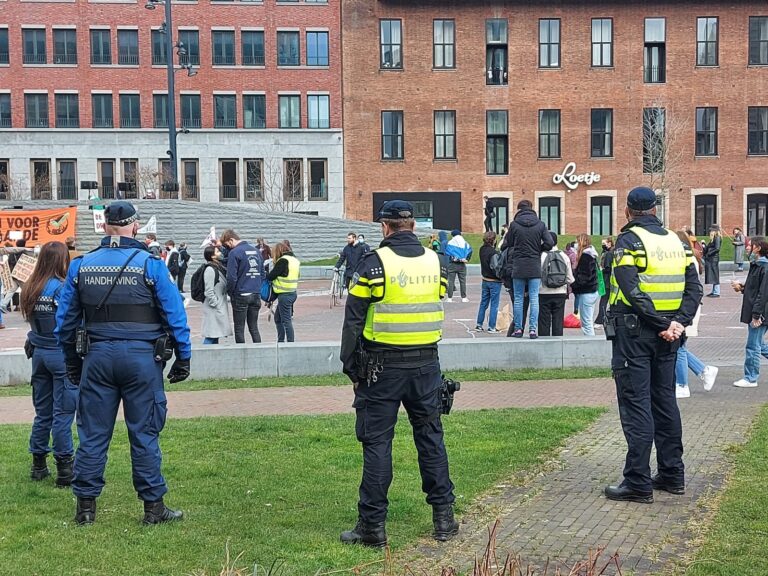 Honderden demonstranten voeren actie klimaatalarm Binnenrotte Rotterdam