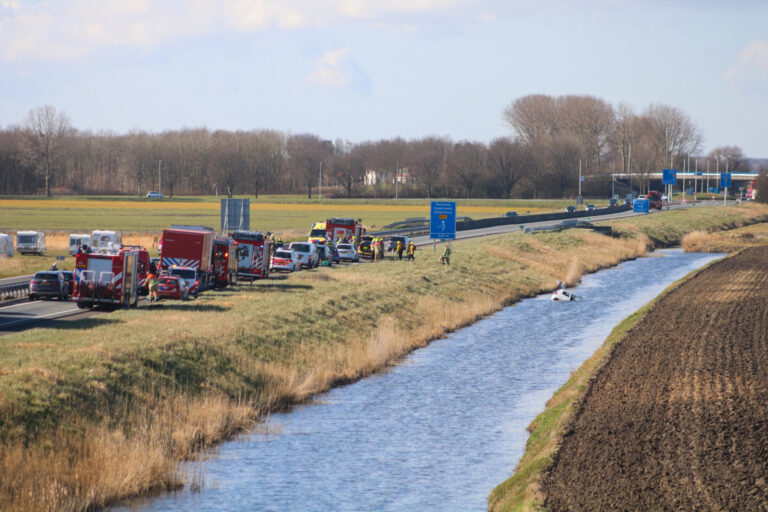 Auto te water N57 Dammenweg Hellevoetsluis