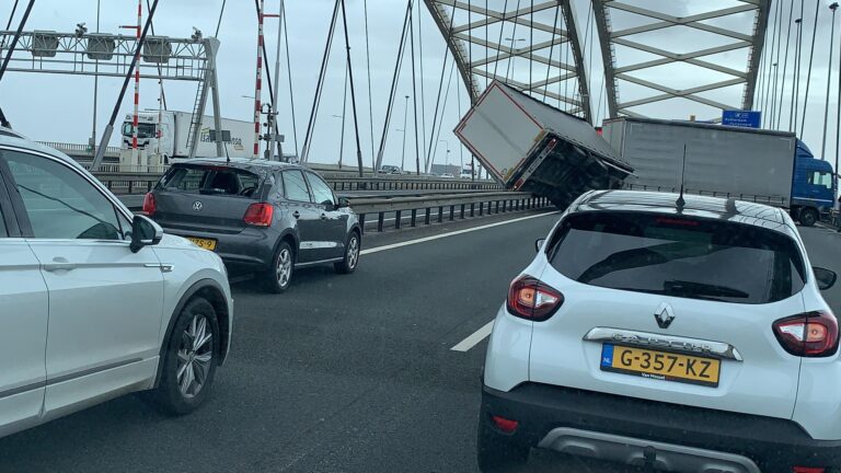 Krimpense Robert werd bijna geplet door vrachtwagenaanhanger