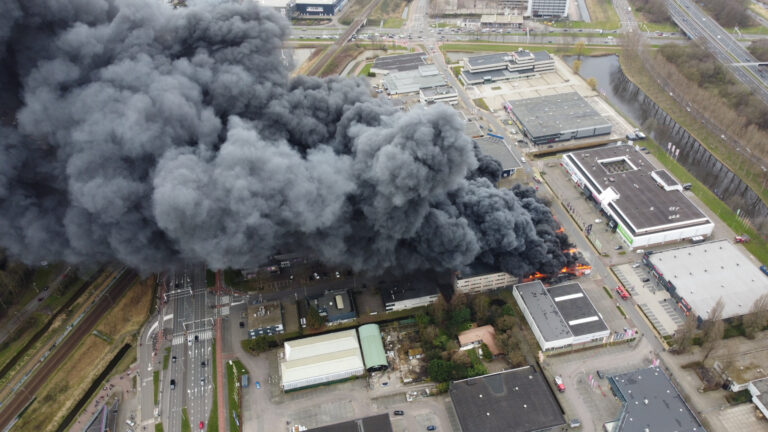 In een half uur tijd ging alles verloren bij zeer grote brand Lylantse Baan Capelle aan den IJssel (video)