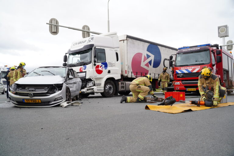 Gewonde bij aanrijding tussen auto en vrachtwagen Facetlaan Bleiswijk