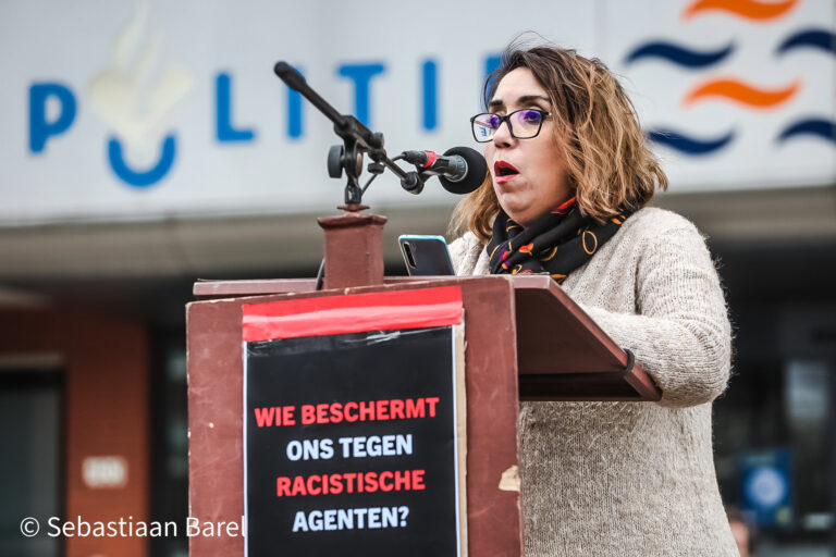 Aboutaleb en Westerbeke nemen petitie in ontvangst voor ontslag discriminerende politie agenten