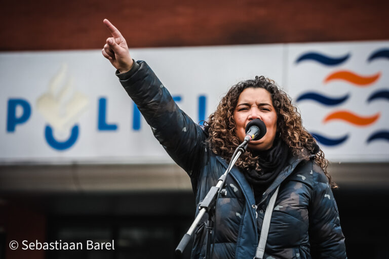 Demonstranten eisen ontslag van agenten bij politiebureau Marconiplein Rotterdam