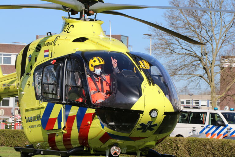 Traumahelikopter geland voor medische noodsituatie Lieftinckplaats Rotterdam (video)