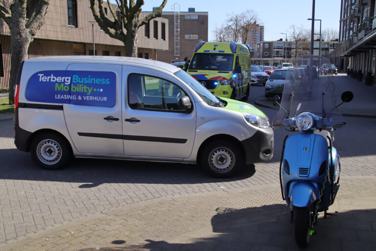 Scooterrijder gewond na botsing met auto Harkulo Rotterdam