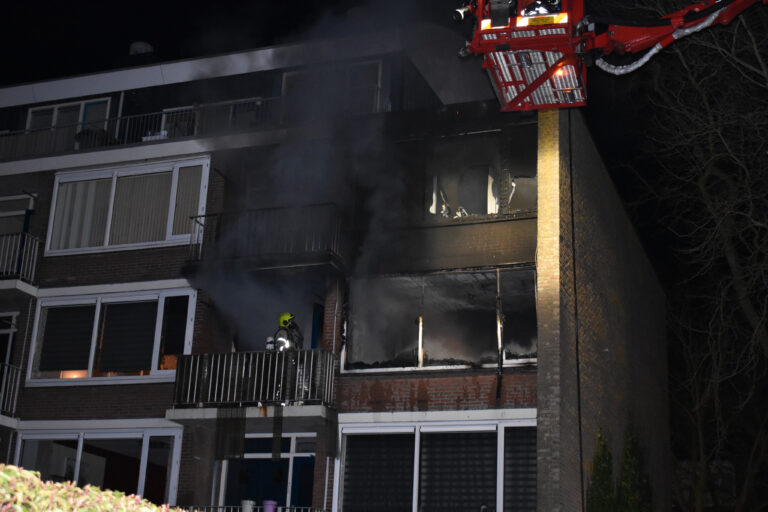 Dode bij uitslaande brand Poelmanstraat Hellevoetsluis