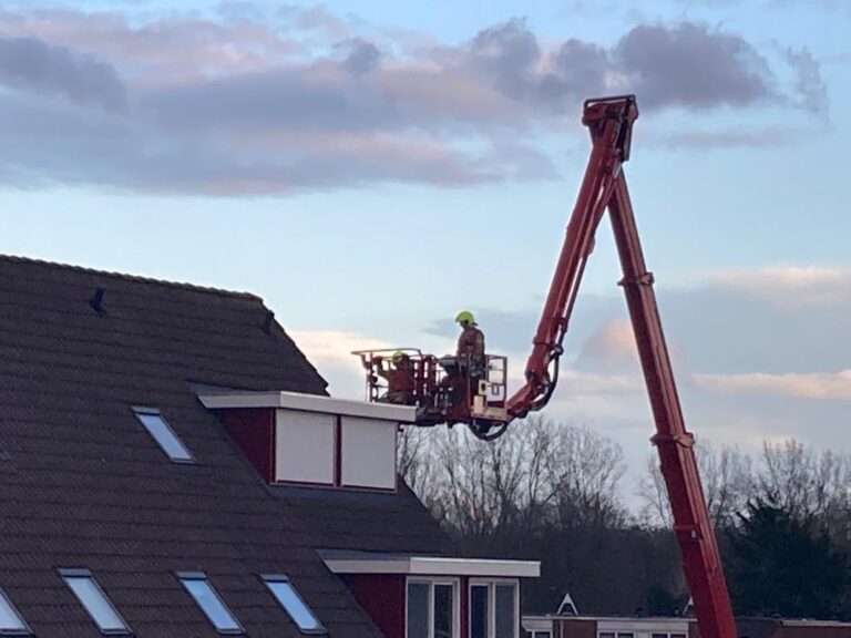 Brandweer hersteld loszittende dakbedekking Anna Karaninaerf Capelle aan den IJssel