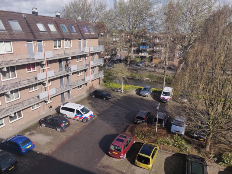 Politie ramt deur van woning in voor zieke bewoner Prent Capelle aan den IJssel